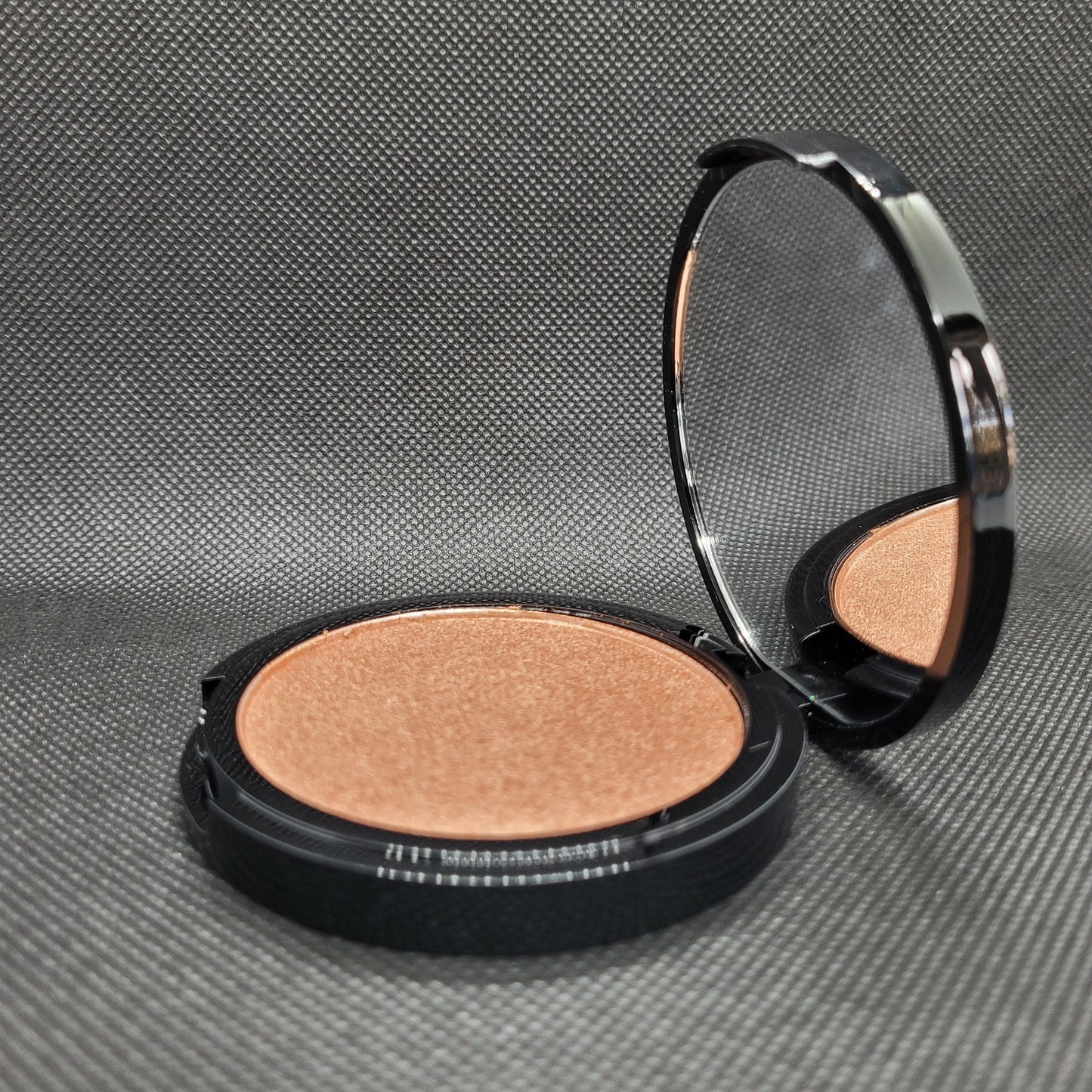 Goddess Shade - These lightweight, ultra-soft, powder highlighters deliver a super smooth and pigmented finish to the skin. The blendable and buildable formula smooths seamlessly onto the skin for a radiance like no other.