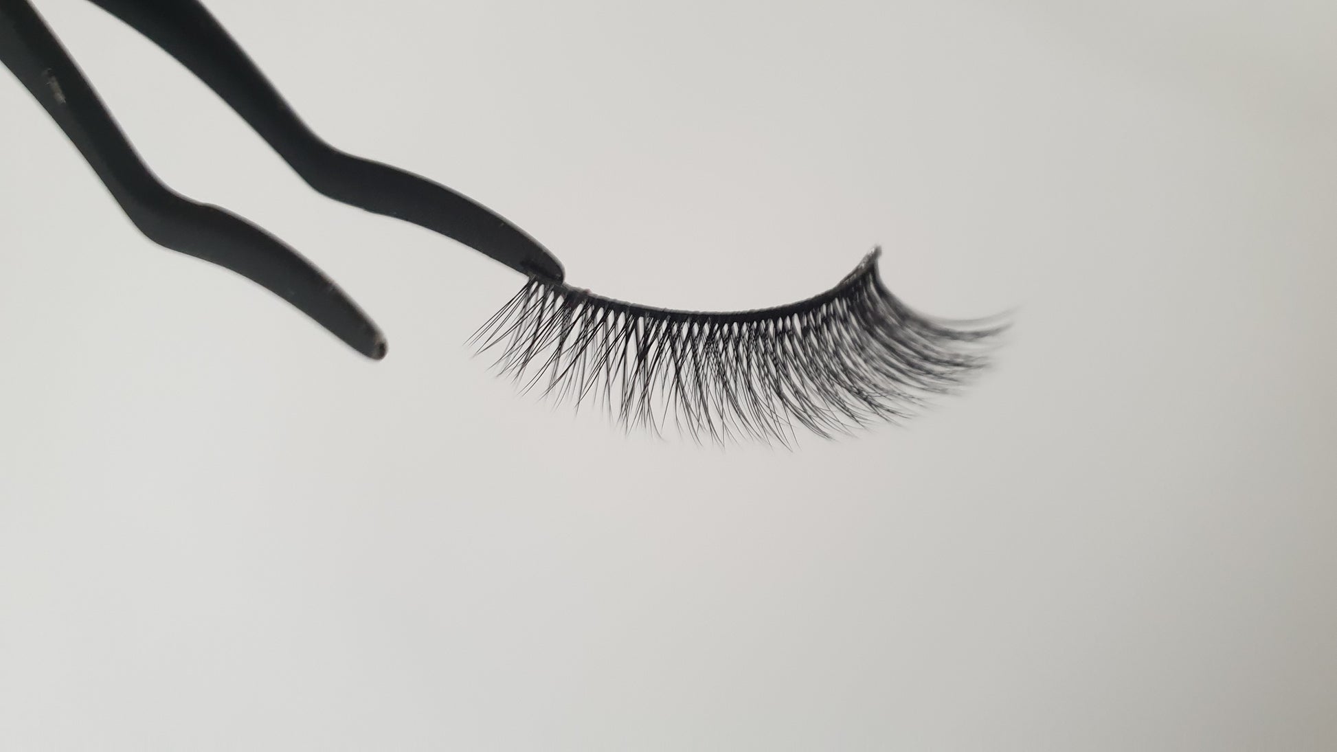 Essential lash for wispy, feathery lash lovers! Our lashes are made with super thin silk fibres, and 100% vegan & cruelty free,they are perfect for a full glam look and are re-usable more than 30 times.