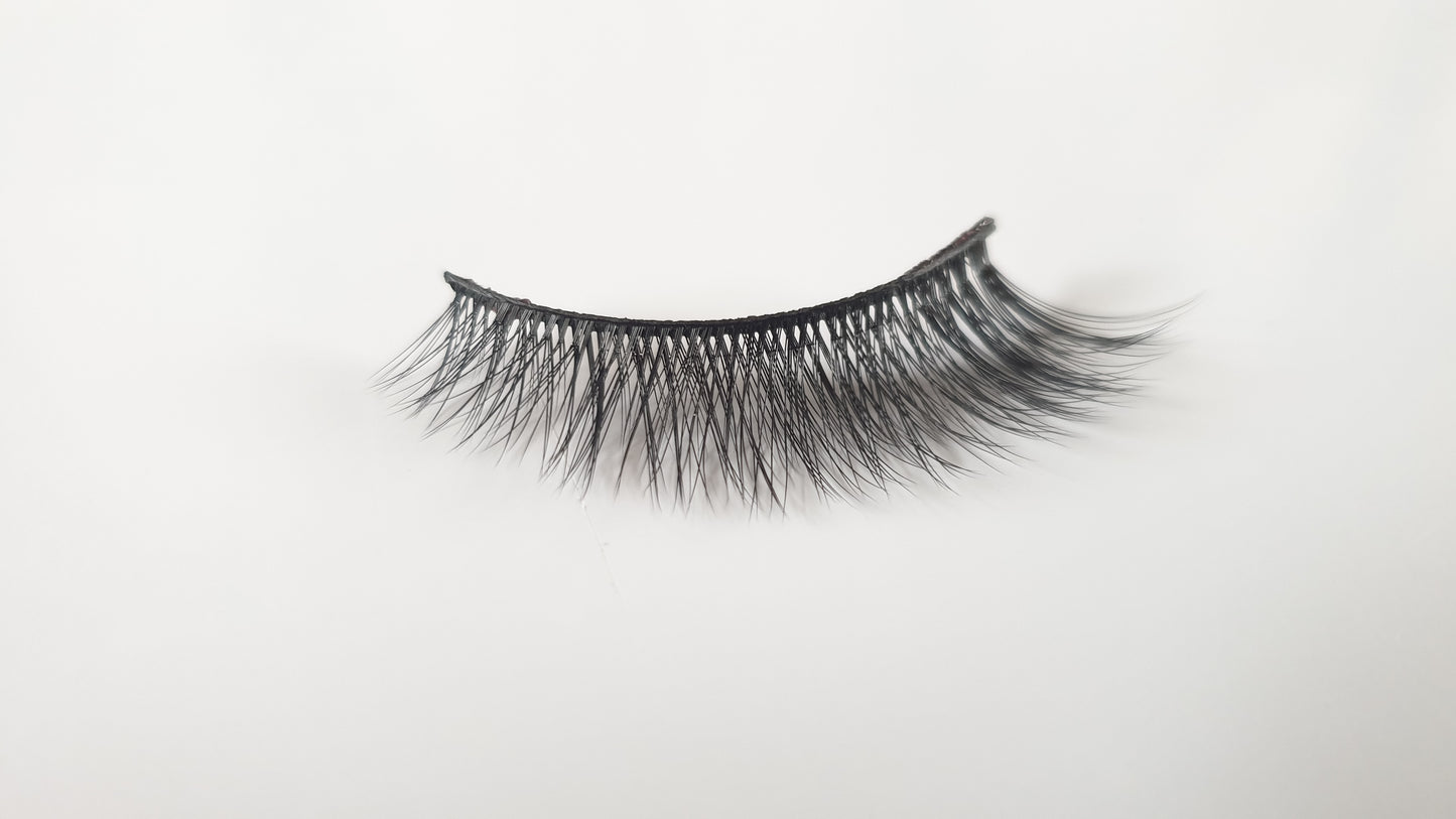 Essential lash for wispy, feathery lash lovers! Our lashes are made with super thin silk fibres, and 100% vegan & cruelty free,they are perfect for a full glam look and are re-usable more than 30 times.