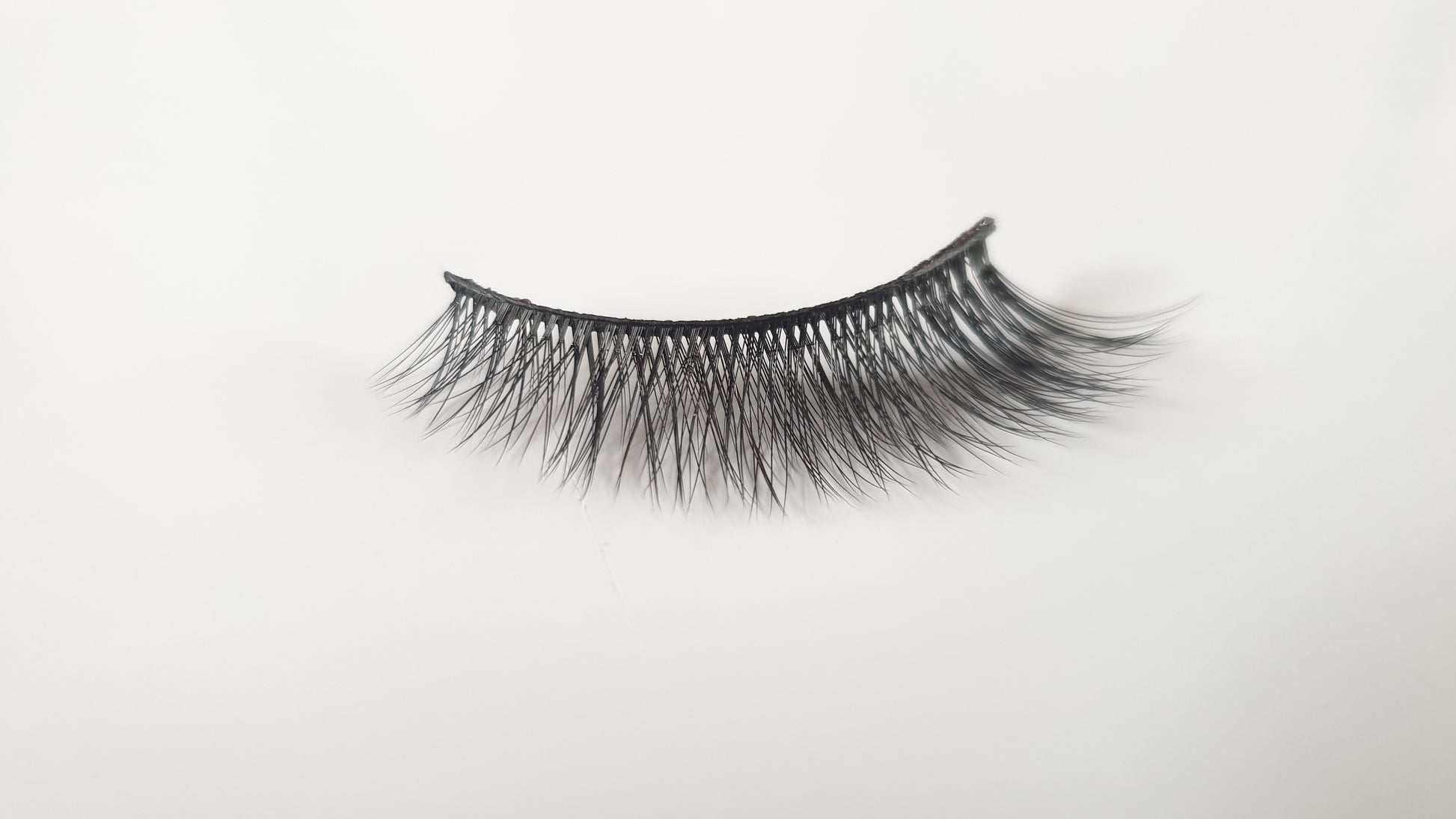Essential lash for wispy, feathery lash lovers! Our lashes are made with super thin silk fibres, and 100% vegan & cruelty free,they are perfect for a full glam look and are re-usable more than 30 times.