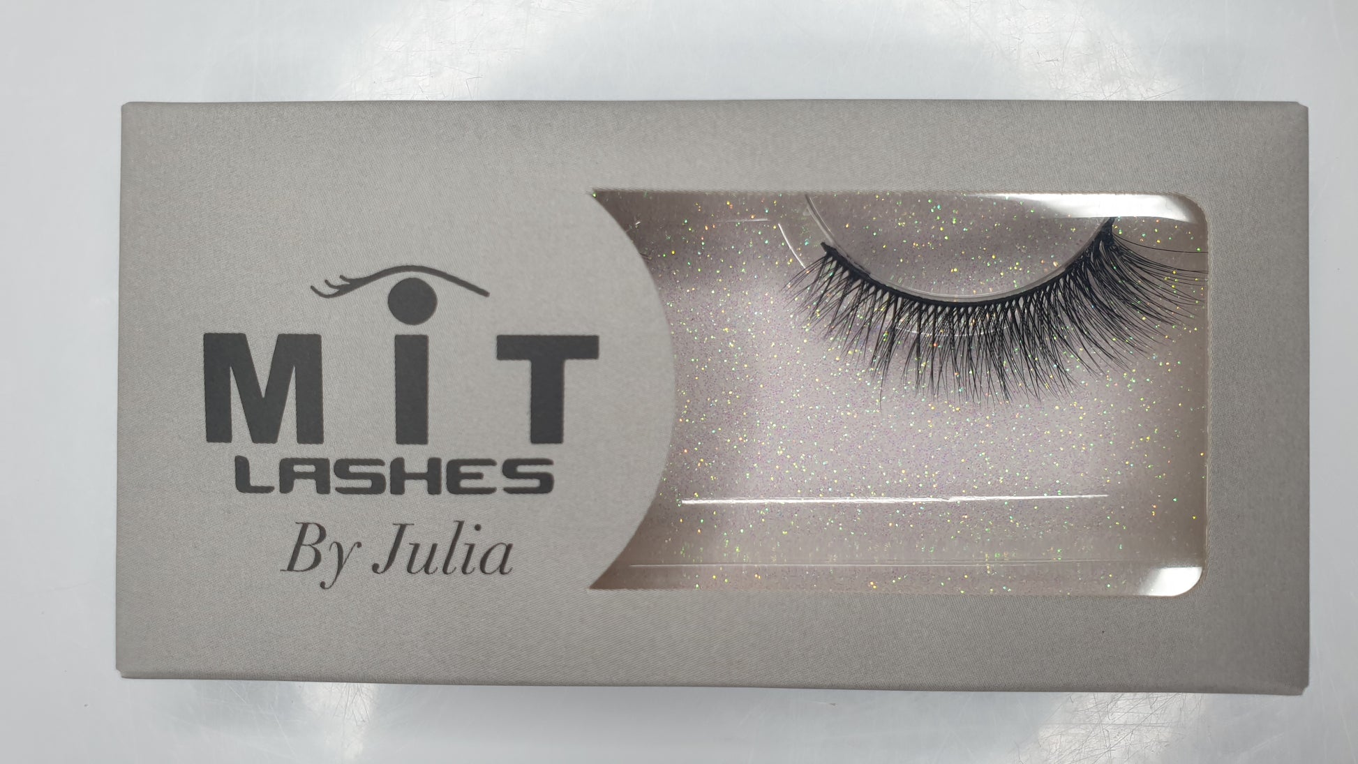 Essential lash for wispy, feathery lash lovers! Our lashes are made with super thin silk fibres, and 100% vegan & cruelty free,they are perfect for a full glam look and are re-usable more than 30 times.