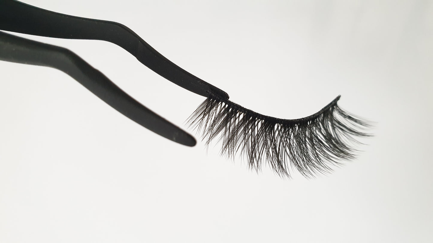 Essential lashes for wispy, feathery lash lovers! Our lashes are made with super thin PBT silk fibres, and 100% vegan & cruelty free, they are perfect for a full glam look and are re-usable more than 30 times.