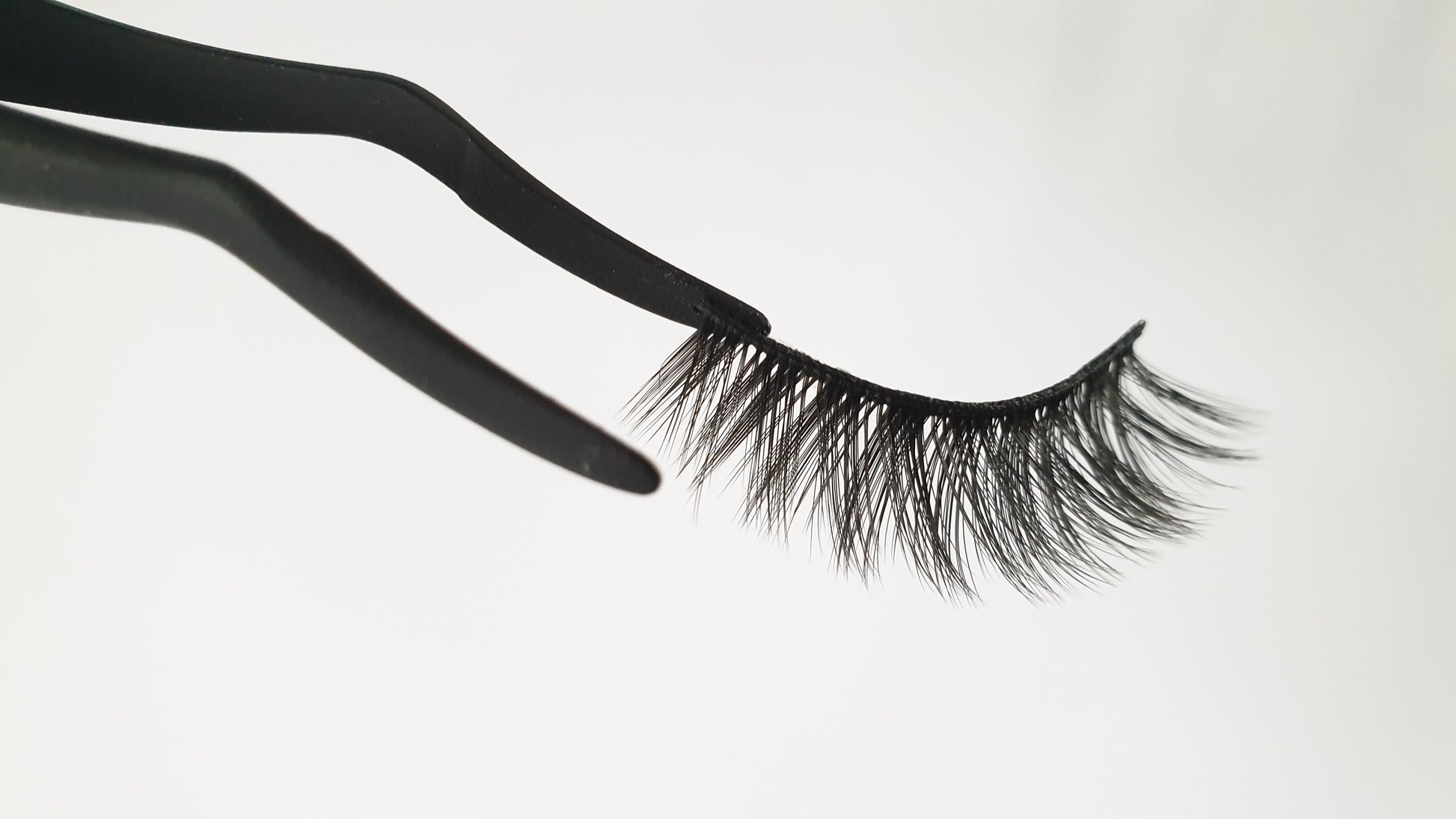 Essential lashes for wispy, feathery lash lovers! Our lashes are made with super thin PBT silk fibres, and 100% vegan & cruelty free, they are perfect for a full glam look and are re-usable more than 30 times.