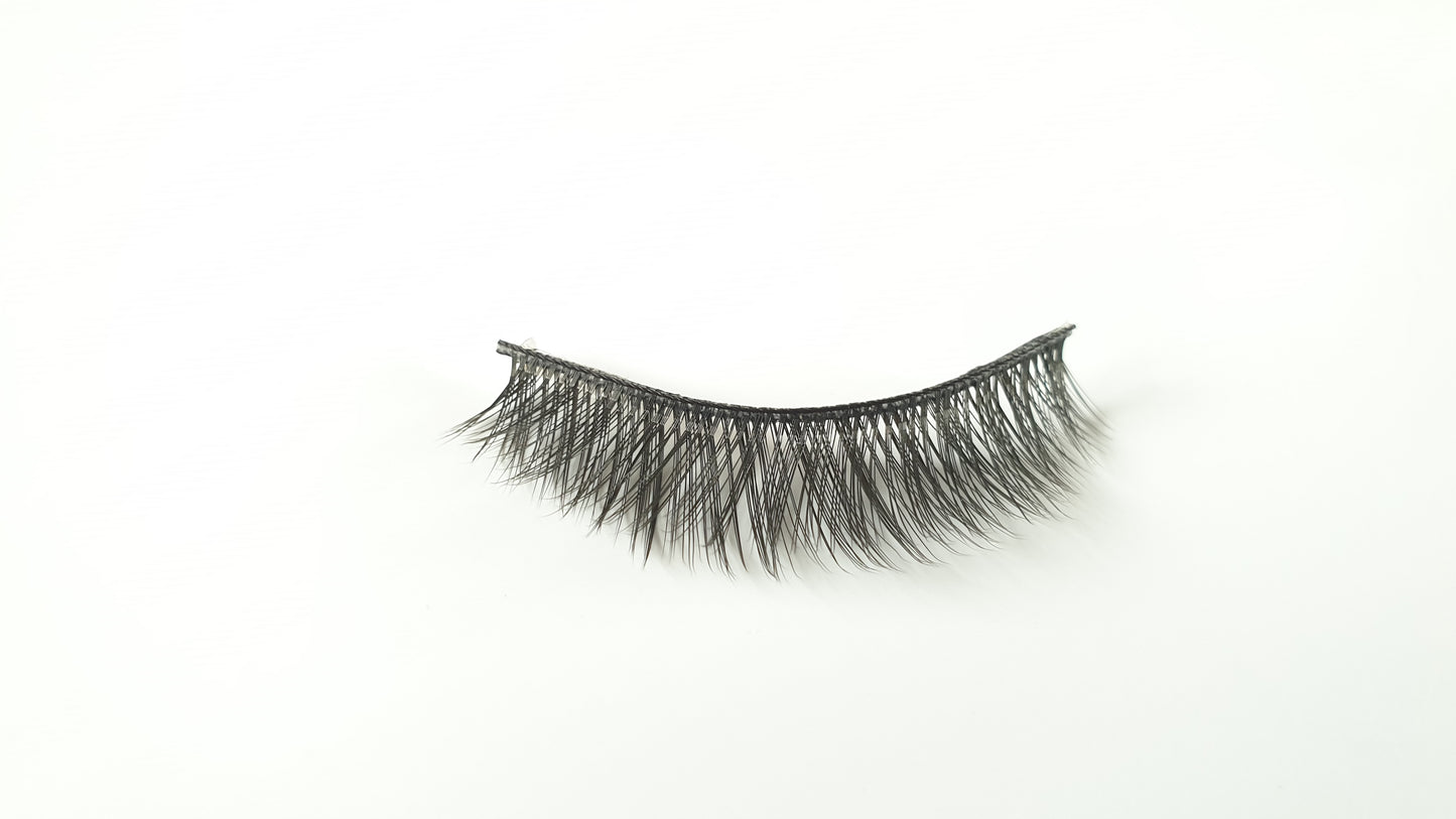 Essential lash for wispy, feathery lash lovers! Our lashes are made with super thin silk fibres, and 100% vegan & cruelty free,they are perfect for a full glam look and are re-usable more than 30 times.