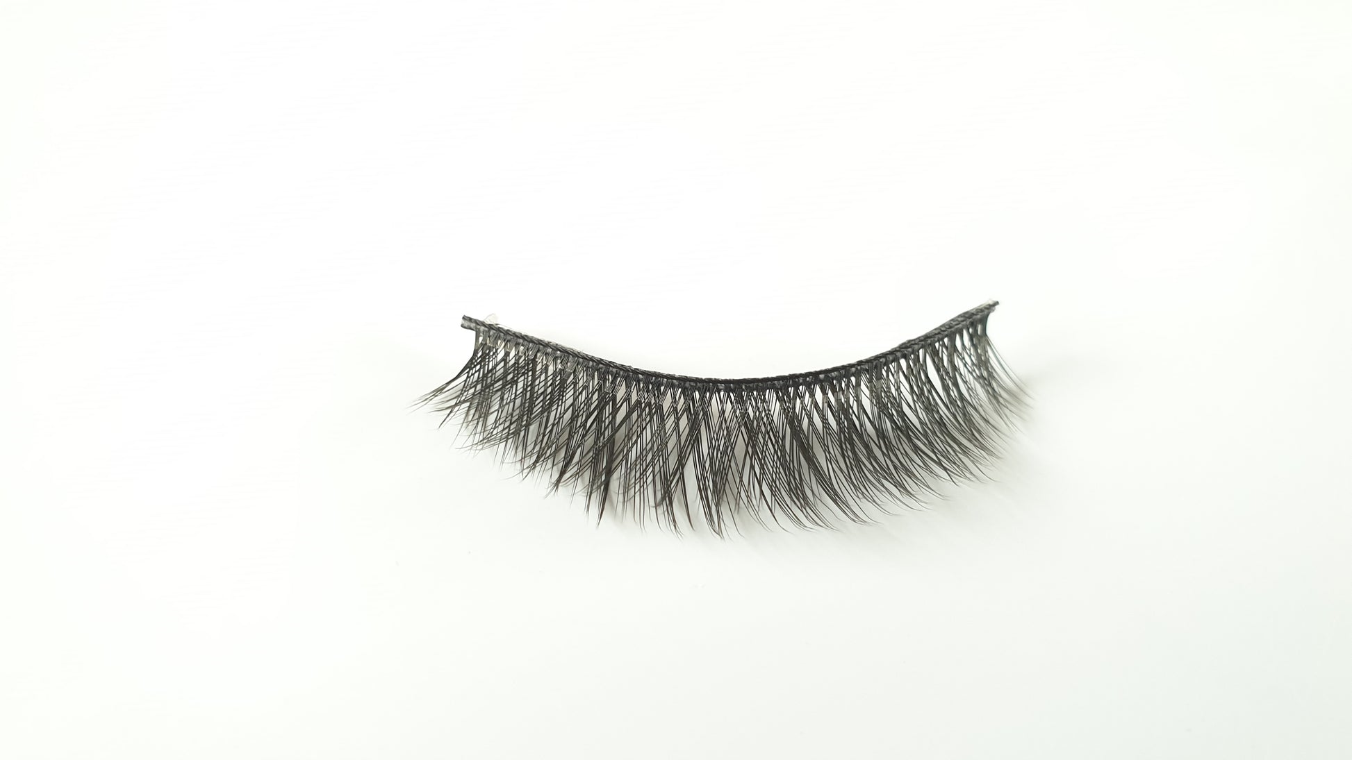Essential lash for wispy, feathery lash lovers! Our lashes are made with super thin silk fibres, and 100% vegan & cruelty free,they are perfect for a full glam look and are re-usable more than 30 times.