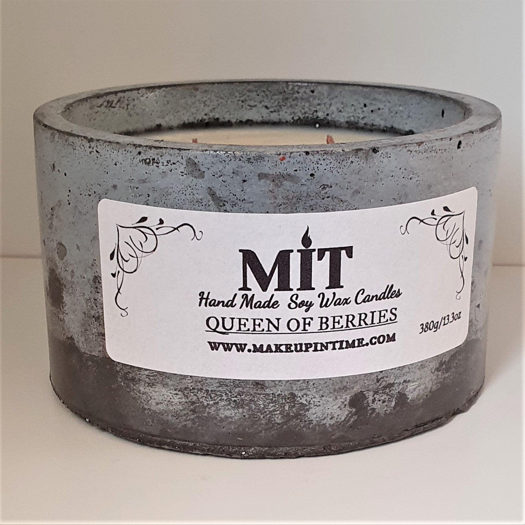 This luxury limited edition candle fantastic bold, rich scent with a woody sexy aroma and If you have them plug-in fragrances within your home, these candles will have a better reaction to when you enter the room.