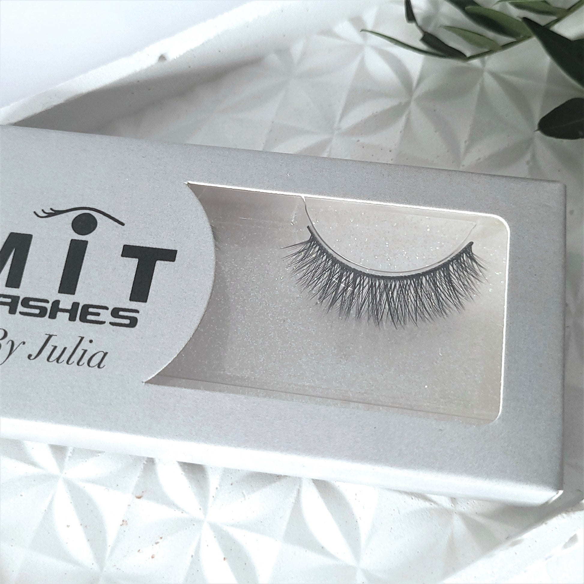 Essential lash for wispy, feathery lash lovers! Our lashes are made with super thin silk fibres, and 100% vegan & cruelty free,they are perfect for a full glam look and are re-usable more than 30 times.