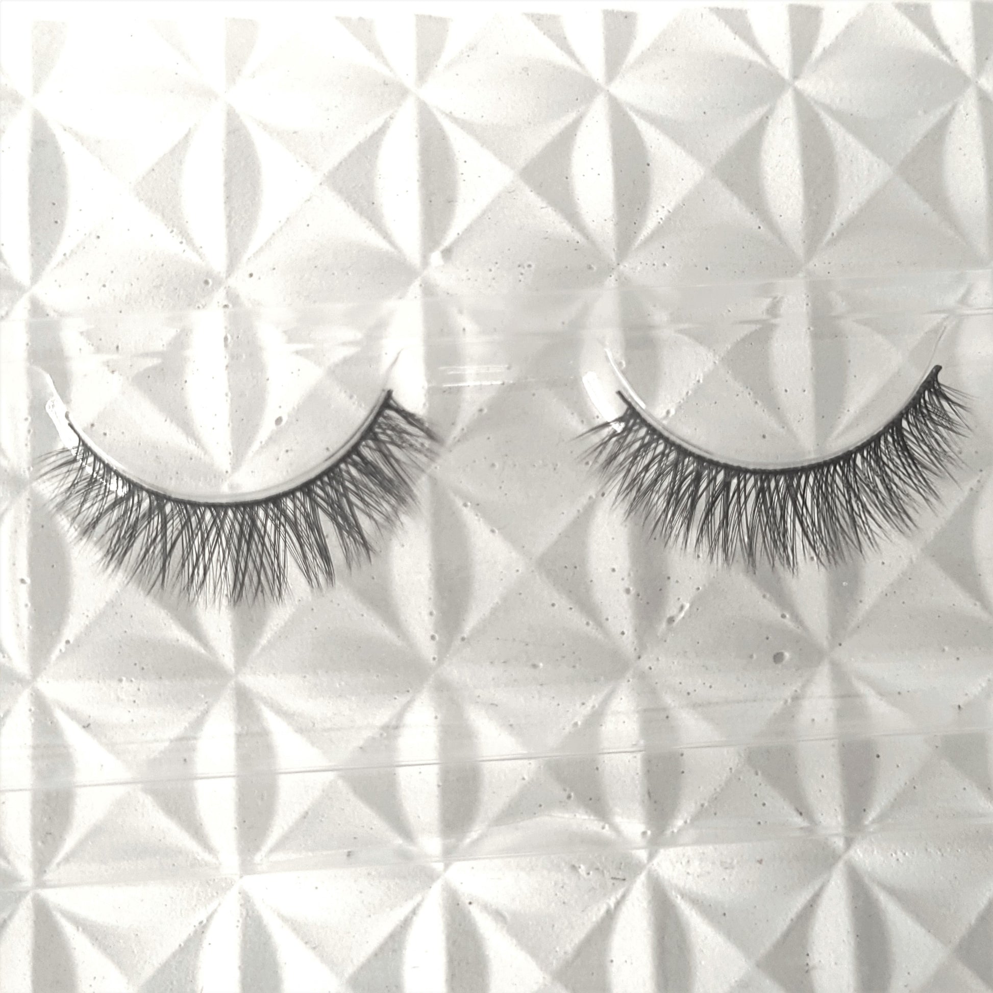 Essential lash for wispy, feathery lash lovers! Our lashes are made with super thin silk fibres, and 100% vegan & cruelty free,they are perfect for a full glam look and are re-usable more than 30 times.
