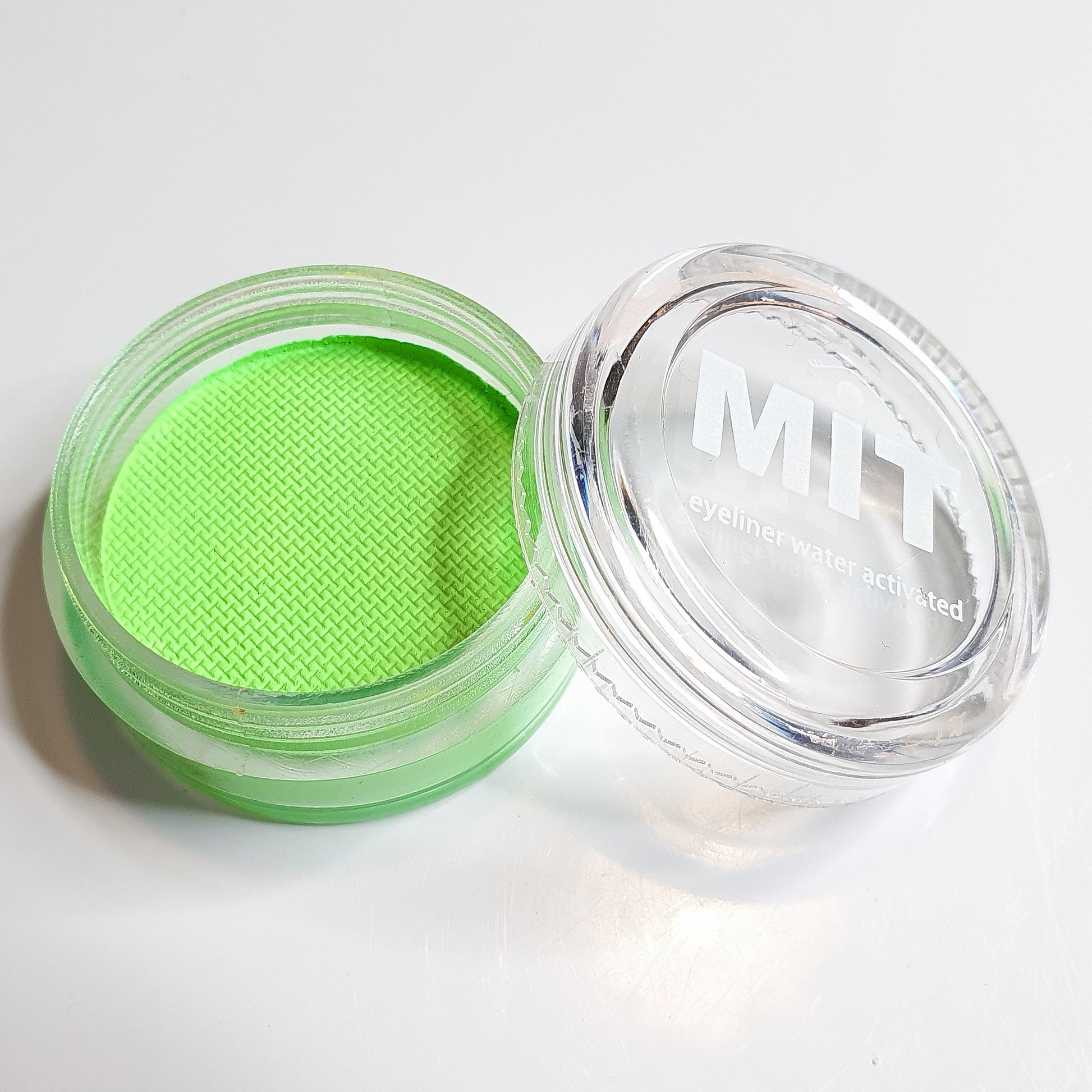 Get creative with Hydra Liner. Completely smudge-proof and transfer-proof, this opaque formula is perfect for delivering intense colour to the lash line or creating face and body art